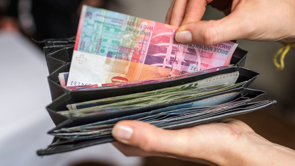 Ovras d’agid ch’èn cunzunt activas en Svizra han survegnì 526 milliuns francs il 2016.