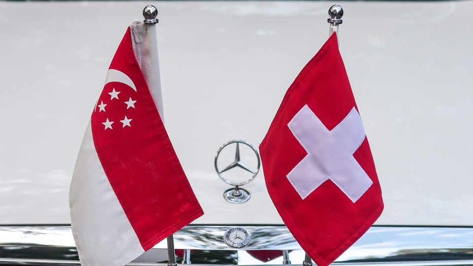 Bandiera da Singapur e Svizra sin in auto. 