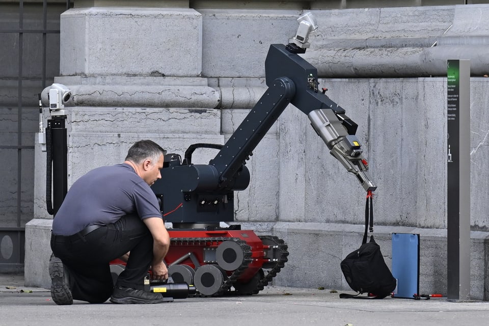 In policist inspectescha il satgados cun in roboter.