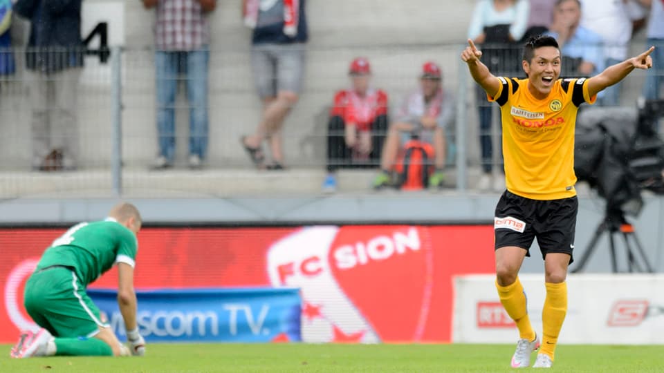 Dretg il giugader bernais Yuya Kabo che sa legra, sanester il goli da Sion Andris Vanins.