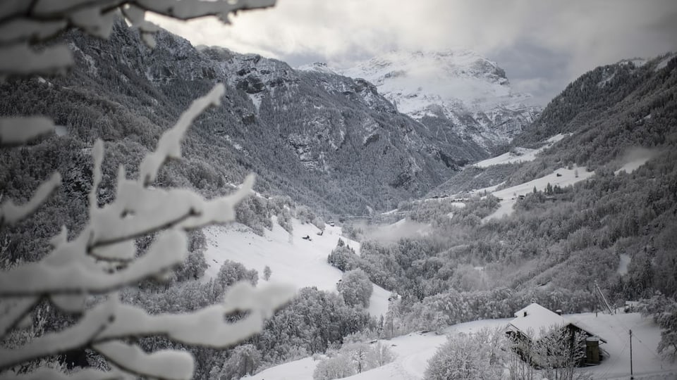 Sguard tras la Val Tamina cun il Calanda davosvart, suenter l'ultima navaglia entschatta december.