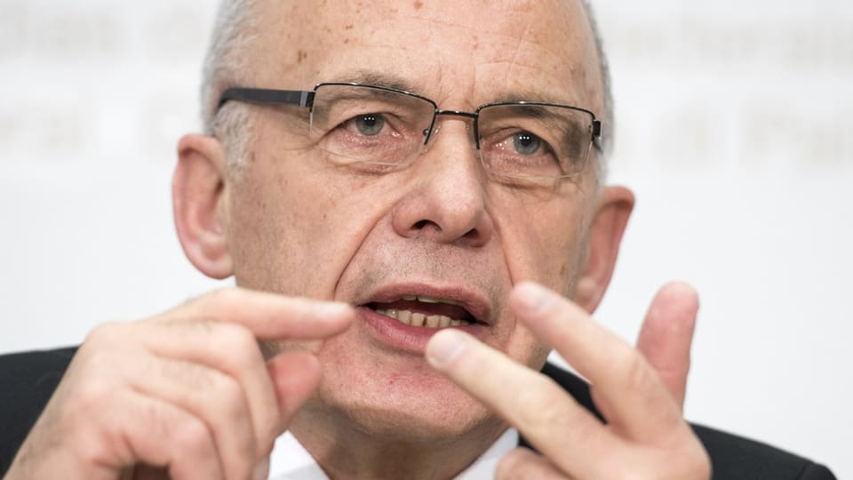 Il minister da finanzas Maurer.