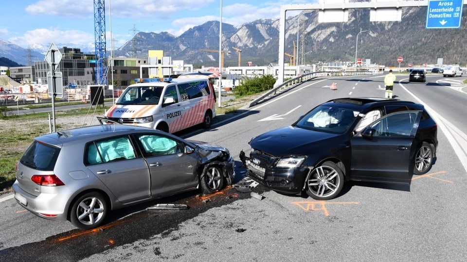 Dus autos che han gì ina collisiun frontala.