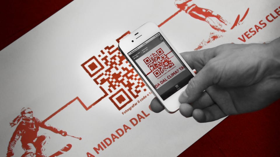 Telefonin che visescha in QR-Code cun la camera.