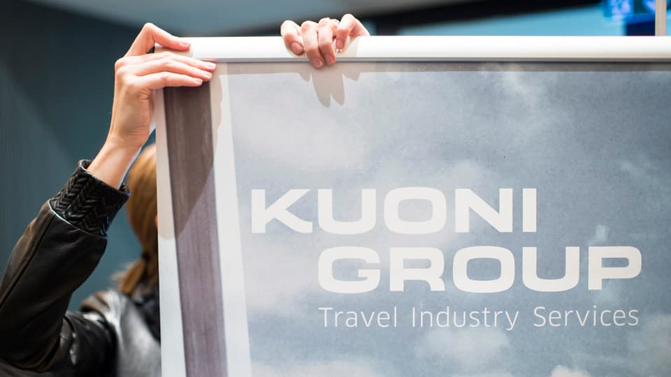 placat kuoni en ils mauns d'ina dunna