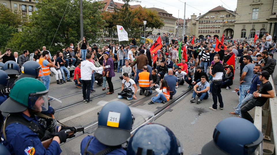 Curds ch’èn vi da protestar suenter ch’igl ha dà cravals cun Tircs naziunalists. 
