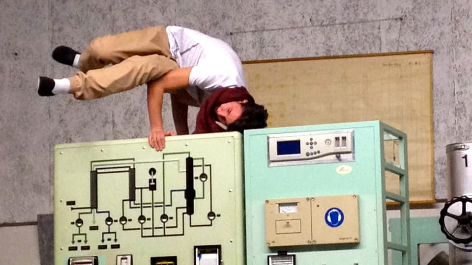 Durant in'emprova da la gruppa dal Teater giuven Grischun