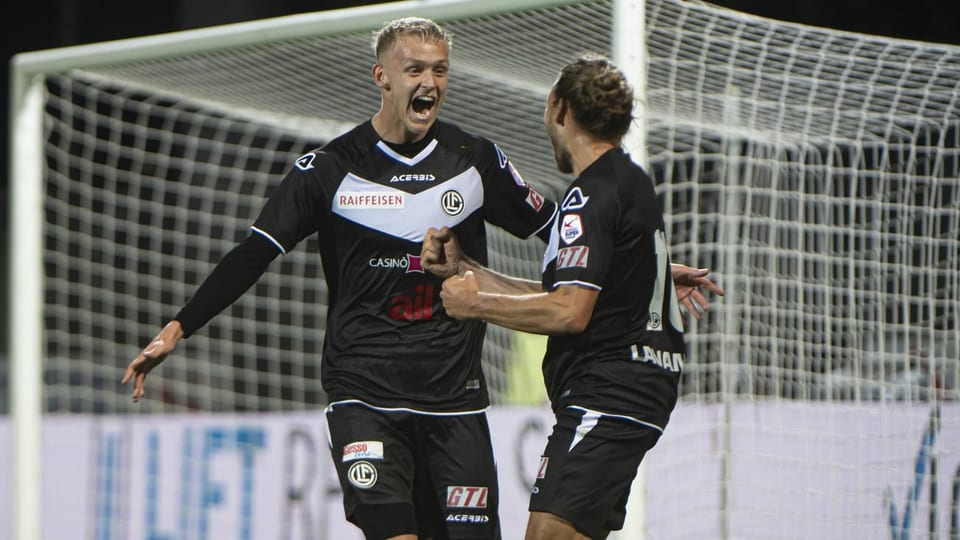 Dus giugaders da ballape triumfeschan suenter avair sajettà in gol.