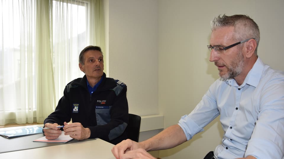 Walter Schlegel en dicurs cun il vice-manader dal post da polizia Hansenhof amez Cuira.