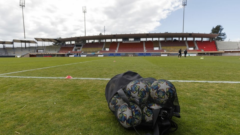 Ballas en in stadion vid