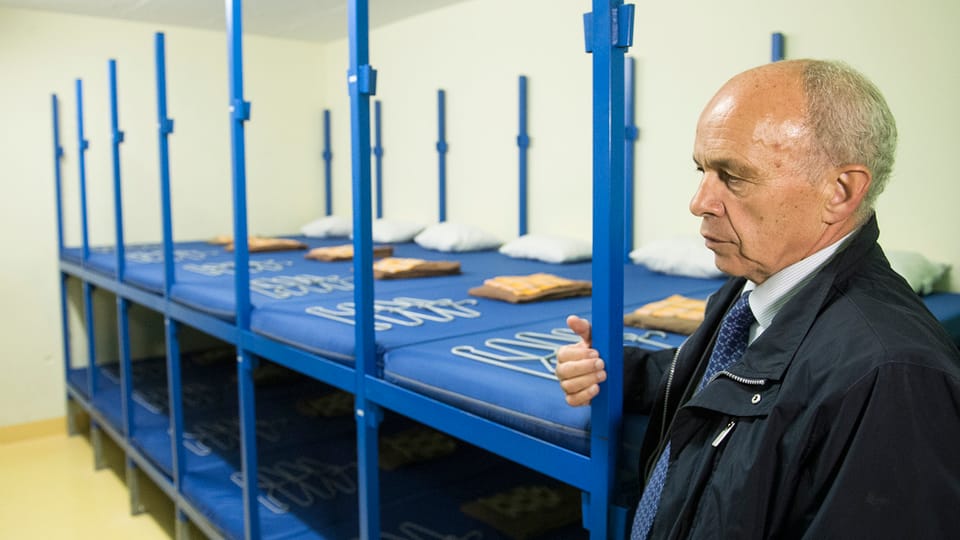 Cusseglier federal Ueli Maurer en in implant da la protecziun civila. 
