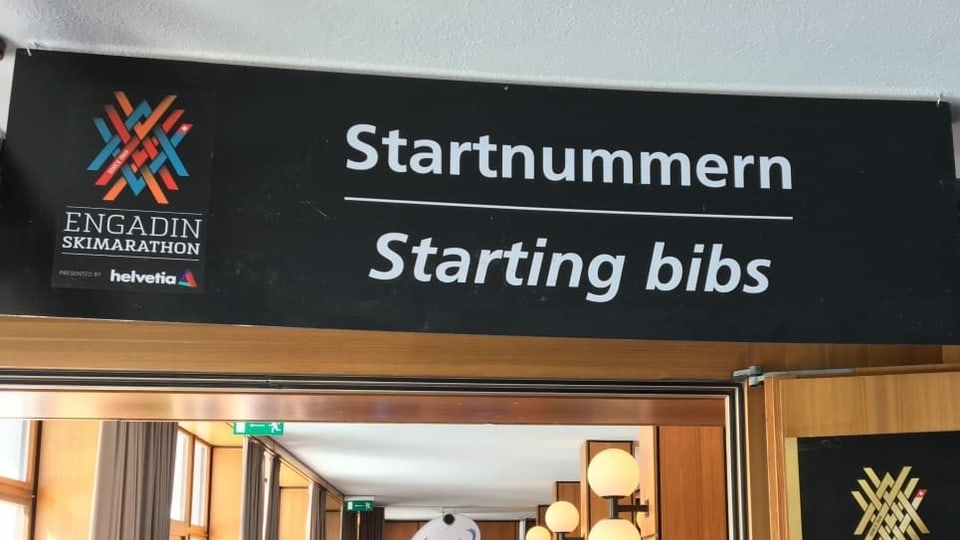 Da vesair sin il purtret è in grond placat cun scrit si "Startnummern / Starting bibs" a la partenza dal Maraton da skis engiadinais. 