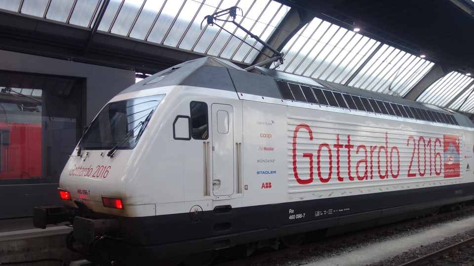 Ina locomotiva cul logo dal nov tunnel dal Gottard.