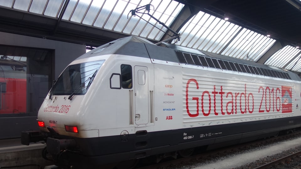 Ina locomotiva cul logo dal nov tunnel dal Gottard.