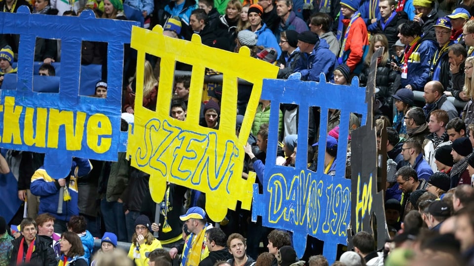 Ina fulla da fans a Tavau en la halla da glatsch.