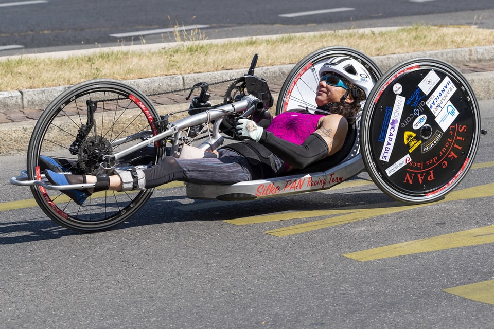 In'atleta che va cun «handbike»