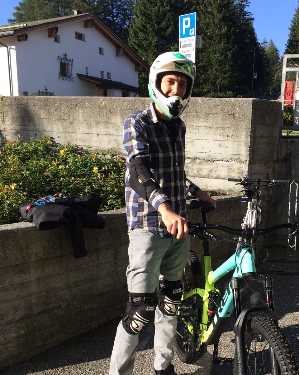 Gion Gieri Flepp cun in mountainbike e chapellina per ir en il parc da bike