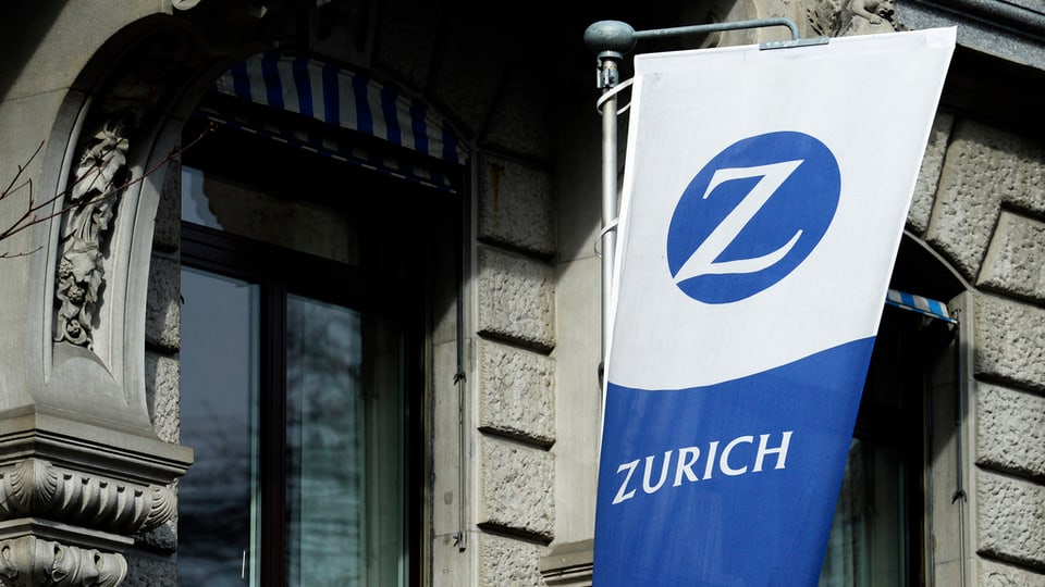 Ina bandiera cun il logo da Zurich.