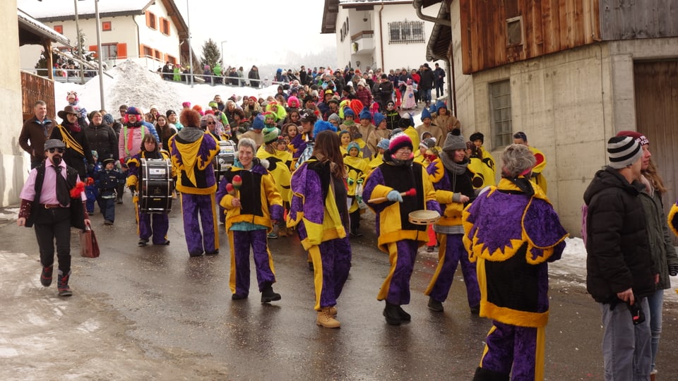 Blera glieud è arrivada al til da tschaiver.