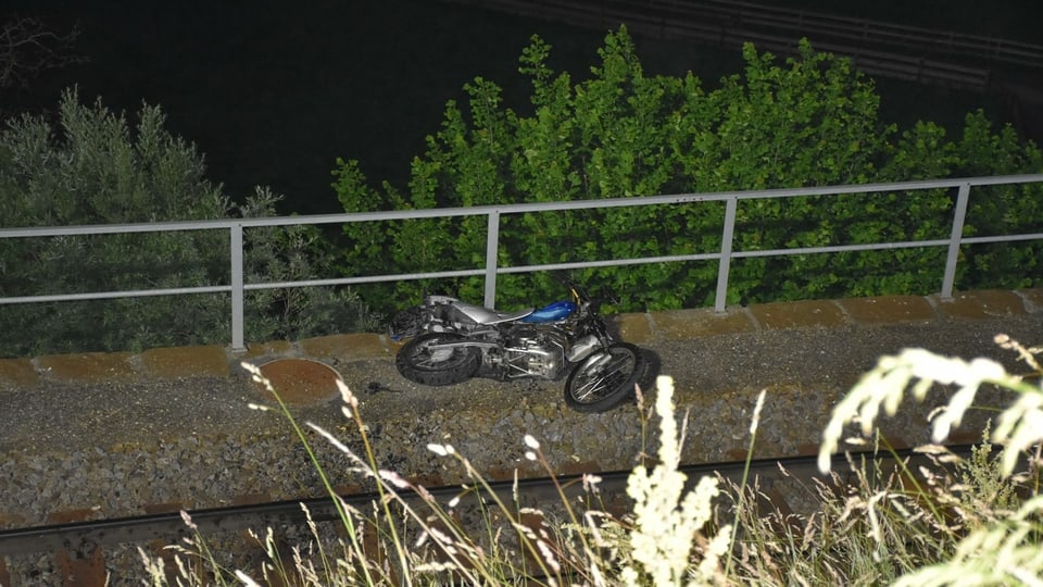 Ina moto cupitgada dasper in binari da viafier.