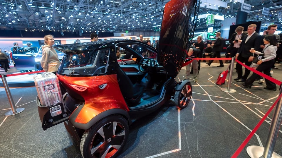 Auto e visitaders da l'exposiziun. 