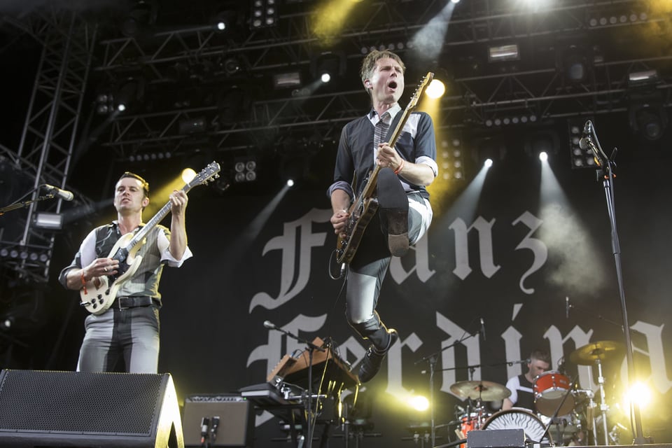 La band englaisa Franz Ferdinand durant in concert sin tribuna.