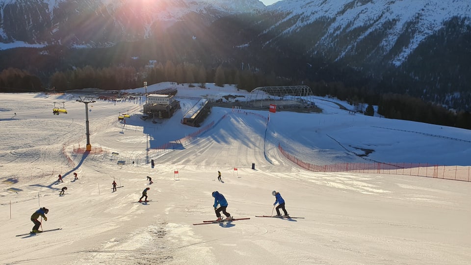 persunas cun skis sin pista da cursa