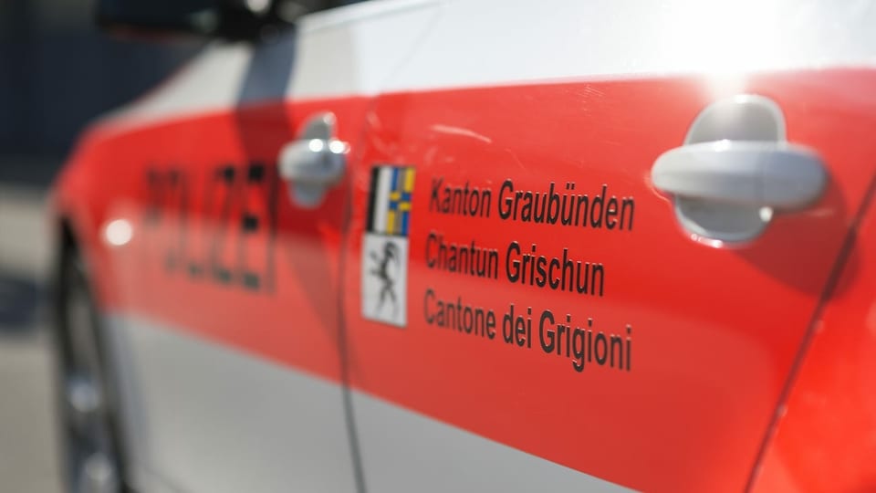 Maletg simbolic cun auto da polizia.