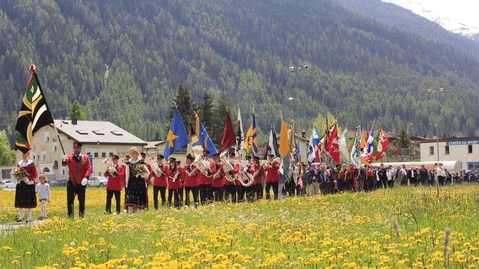 Il cortegì en viadi vers ils chastè Wildenberg-Planta a Zernez