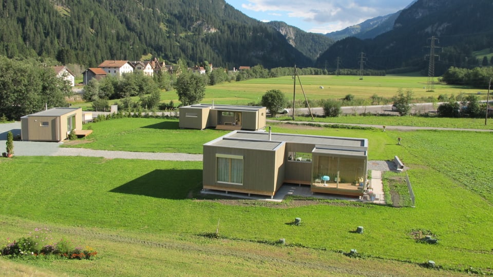 ils emprims chalets èn gia vegnids installads a Rona.