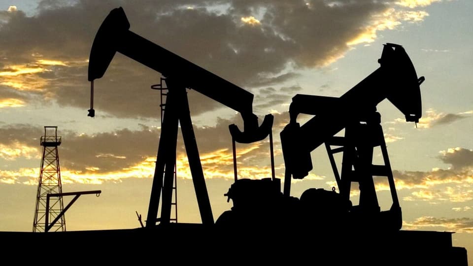 duas grondas pumpas tiran l'ieli (petroli) ord il terren
