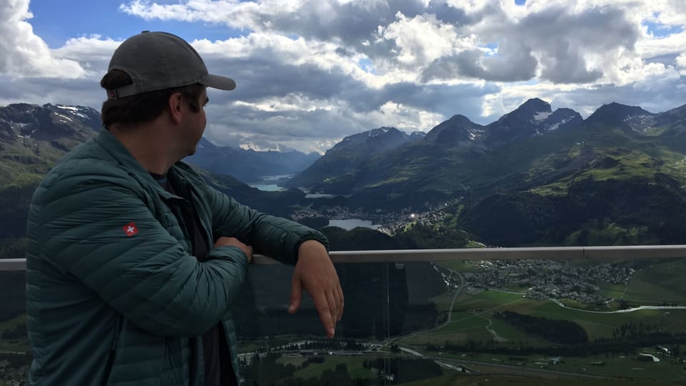 Ursin Lechmann giauda la bella vista suenter la tura da l’alp Languard enfin a Muottas Muragl.