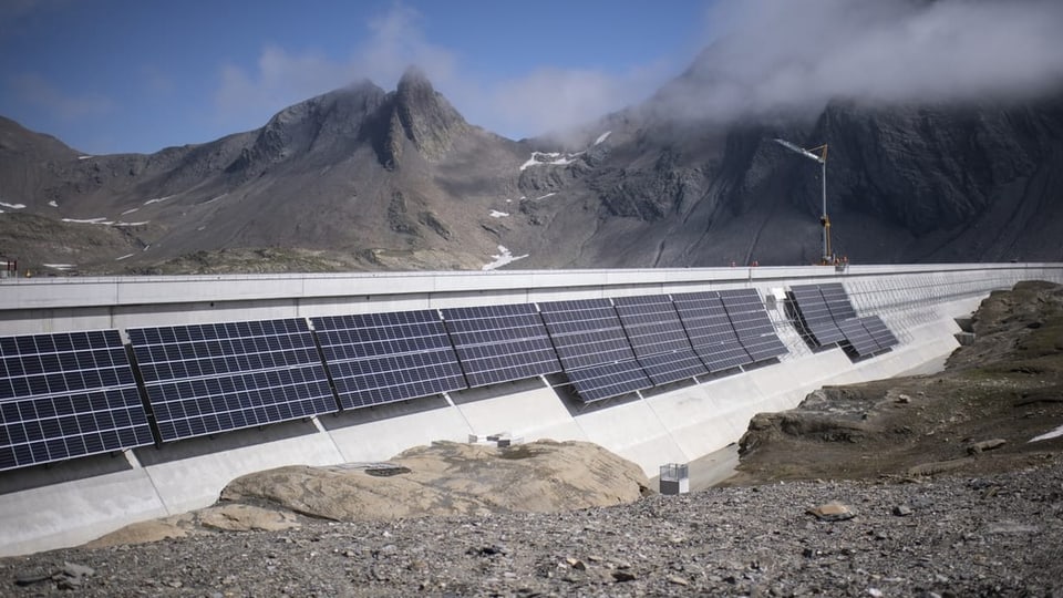Installaziun da las cellas solaras vid il mir da fermada dal Muttsee.
