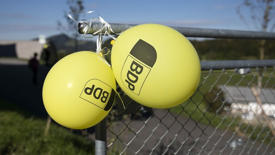purtret da dus ballons cun si il logo da la pbd. 