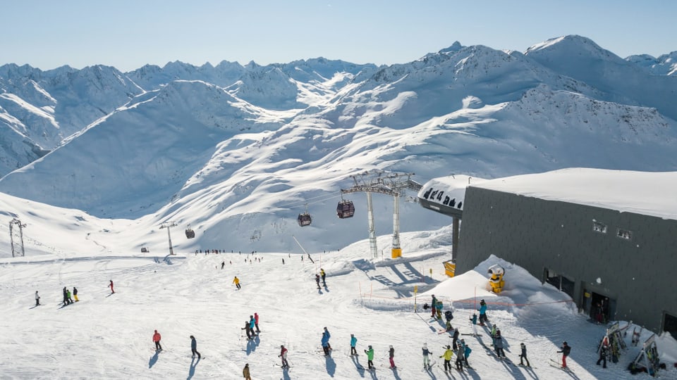 Purtret da l'arena da skis ad Andermatt. 