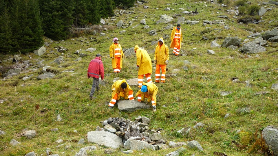 Requirents d'asil durant la lavur en Val Cristallina.