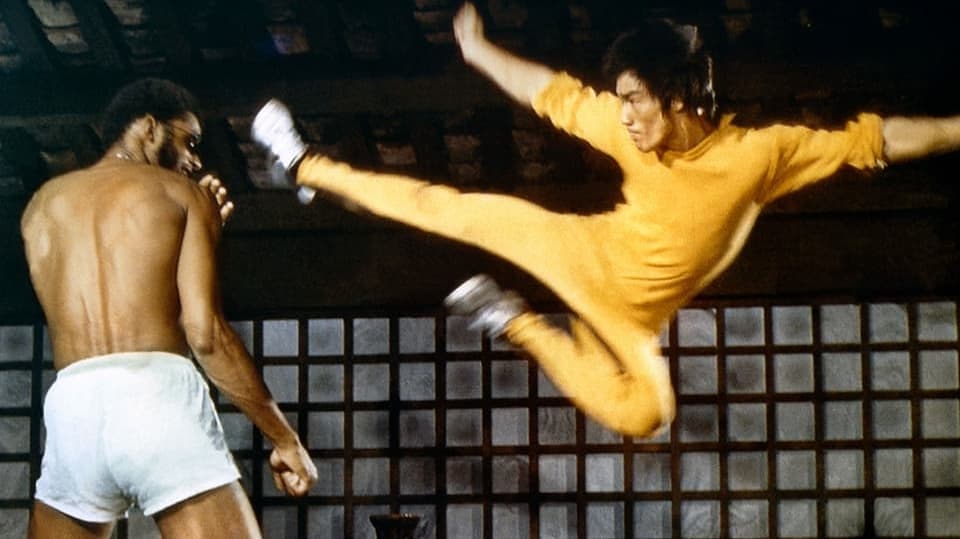 En il film «Mes davos cumbat» datti da vesair in cumbat tranter Bruce Lee (1.72 m) encunter Kamal Abdul Jabbar (2.18 m)