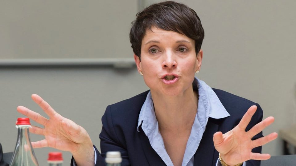 La politicra tudestga Frauke Petry ha referà a la radunanza da la AUNS ad Interlaken
