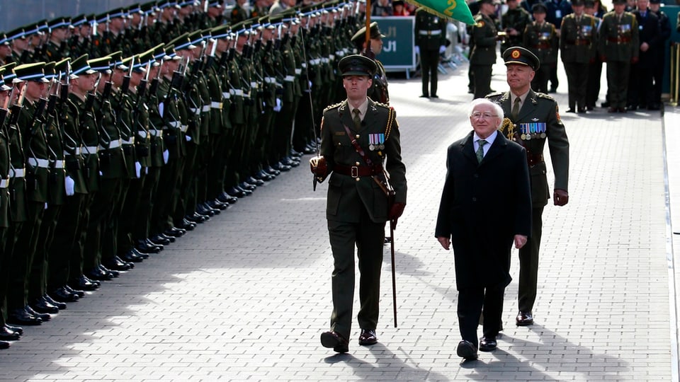 Il president da l'Irlanda, Michael Higgins, passa la parada da militar.