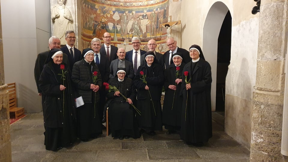 Feierlichkieten in der Kirch mit Nonnen und Männer in Anzügen
