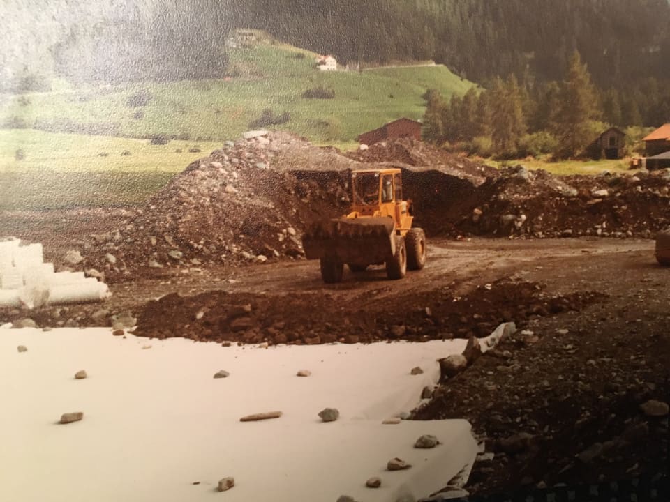 Durant la construcziun da la plazza da ballape a Tinizong l'entschatta dals onns 80.