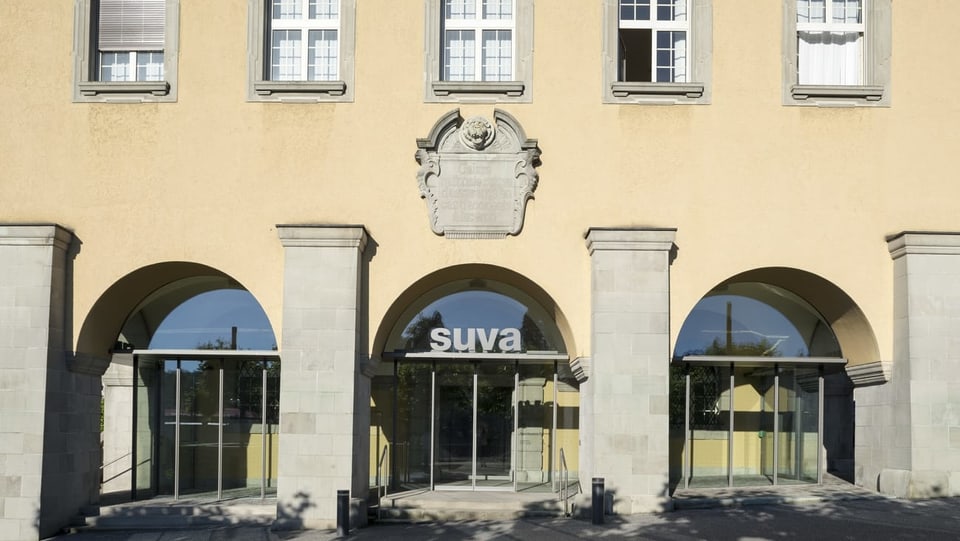 L'entrada principala dal bajetg vegl da la Suva a Lucerna.