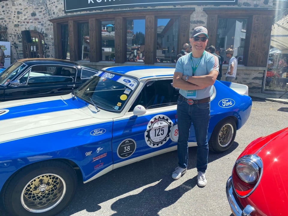 Urs Egli steht vor seinem Ford Capri