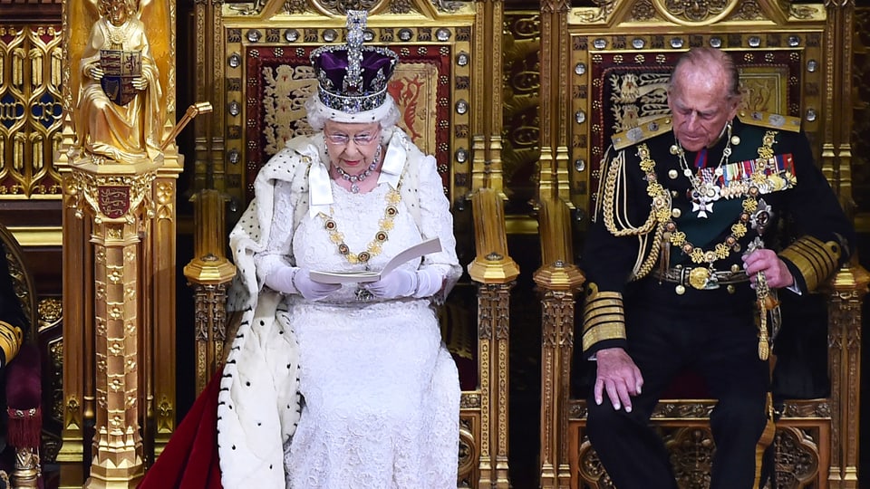 La regina Elisabeth cun curuna e ses um prinzi Philip.