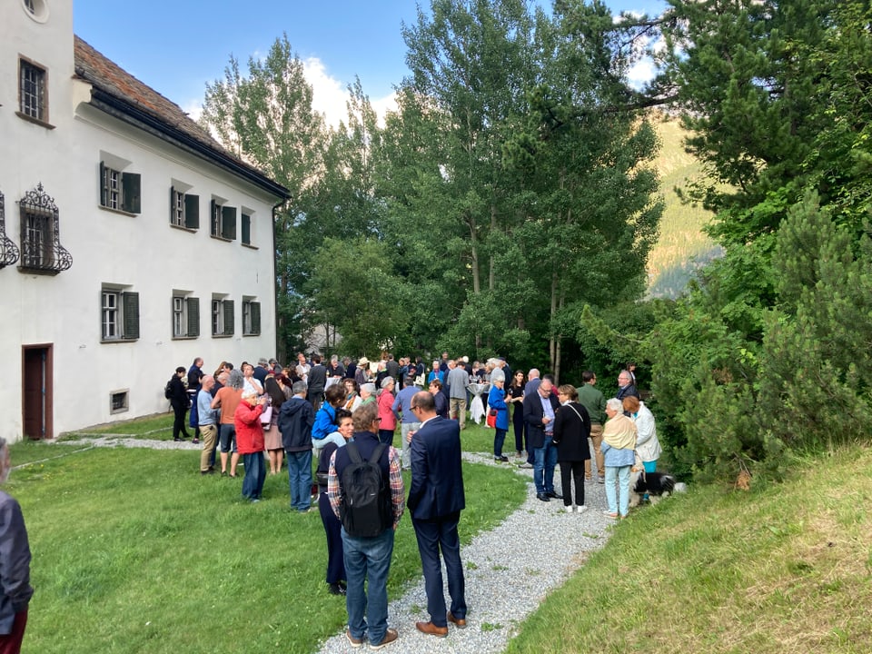 viele menschen in einem Garten