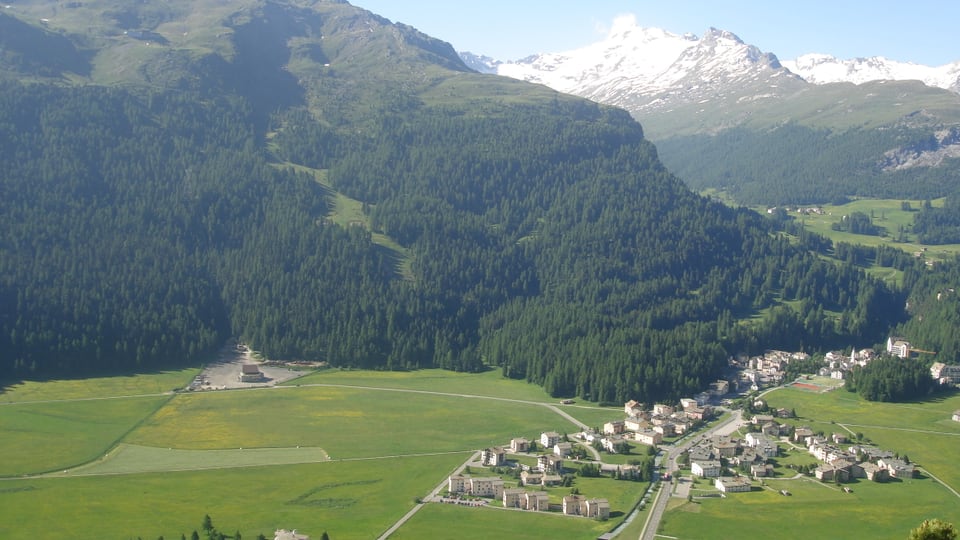 La staziun a val da Furtschellas a Segl durant la stad. 