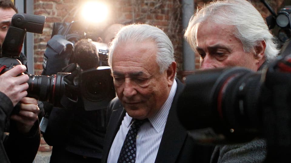 Dominique Strauss-Kahn circumdà da fotografs.