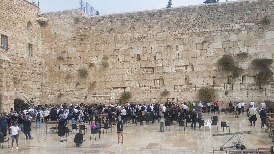 Gedius che fan uraziun al Mir da las lamentaziuns a Jerusalem.