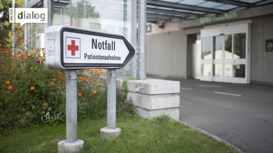 in mussavia avant l'entrada d'ins spital (Rohrschach) cun scret si «Notfall»