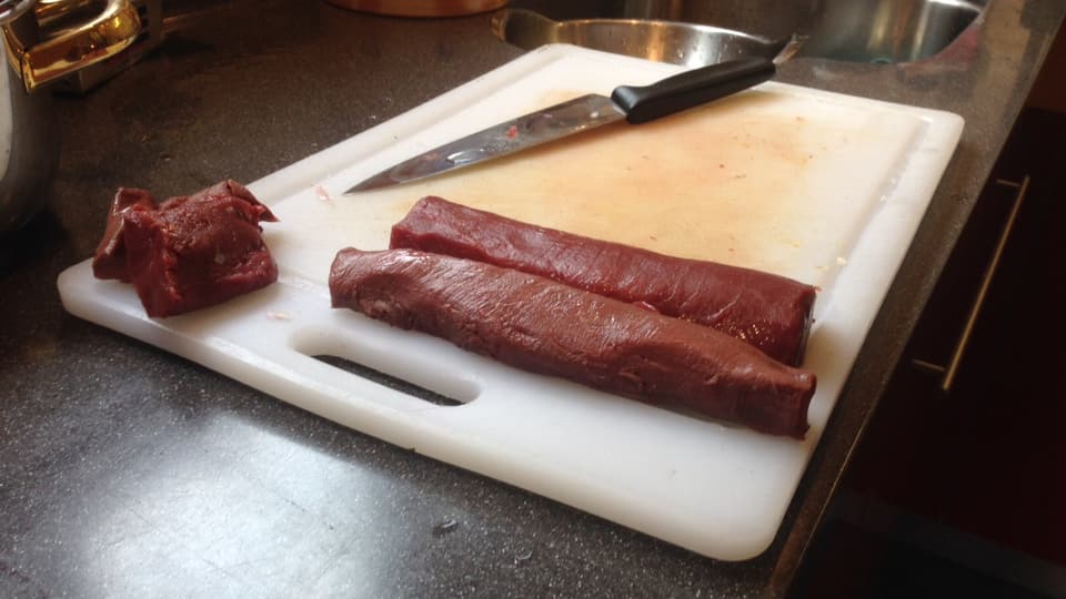 Entrecôte da chavriel e filet da tschierv.